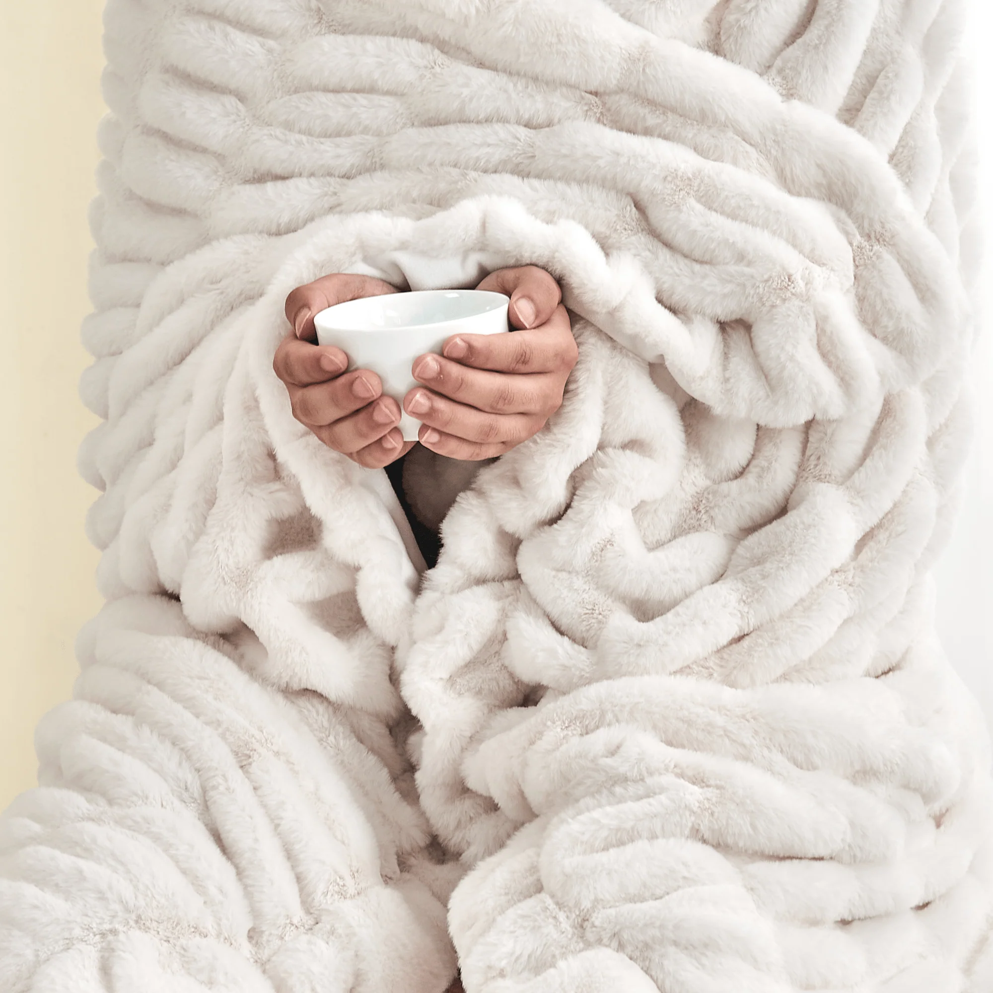 Ruched Faux Fur Throw Blanket - Alondra Collection - Image 4